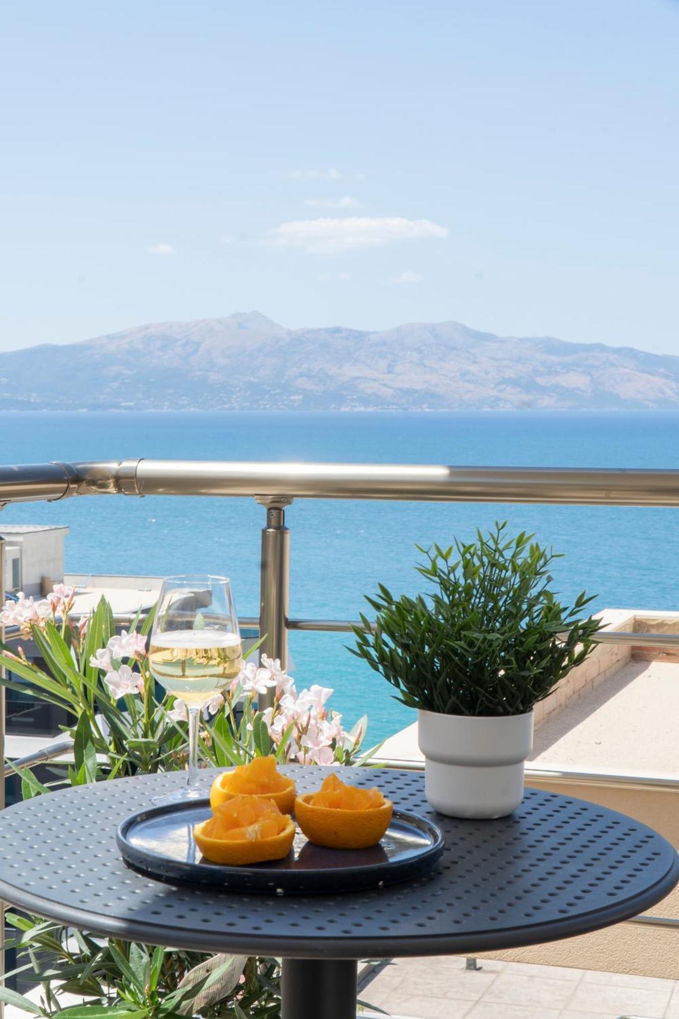 Mateo Apartments Sarandë Exteriör bild